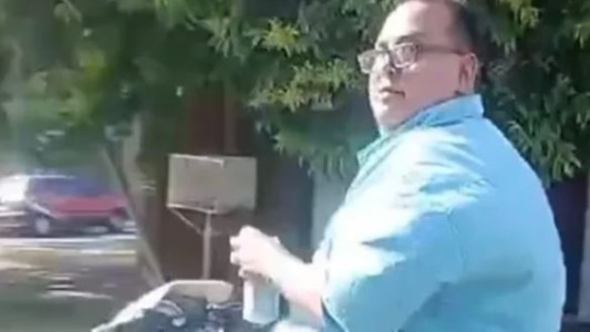 Un agente de tránsito fue escrachado mientras manejaba una moto sin patente y con una lata de cerveza en la mano