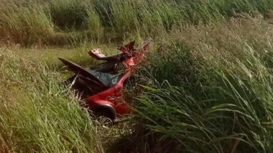 Grave siniestro vial al sur de Córdoba: un hombre de 64 años salió despedido tras volcar con su auto