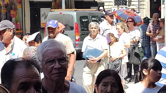 Al rayo del sol: jubilados hicieron largas filas y no pudieron cobrar sus haberes por una caída del sistema