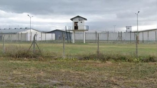 Dos presos se fugaron de una cárcel en La Plata, intentaron tomarse un Uber pero fueron descubiertos