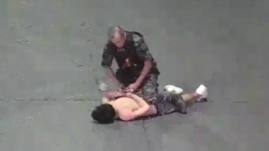 Video: un limpiavidrios golpeó con un palo la luneta de un taxi porque no le quiso pagar