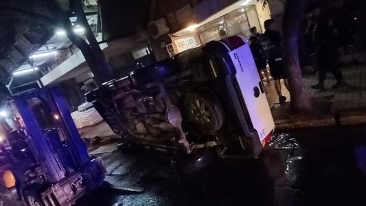 Chocó contra un camión, se subió arriba de su rampa y terminó dándose vuelta en Nueva Córdoba