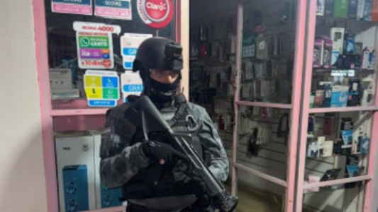Dos hombres quedaron detenidos por vender droga desde un local de reparación de celulares