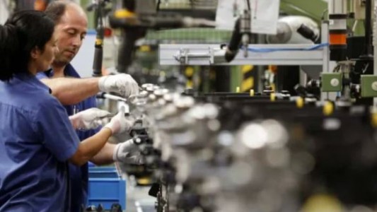 La industria pyme creció 7,3% interanual en diciembre, pero cerró el año con una caída acumulada del 9,8%