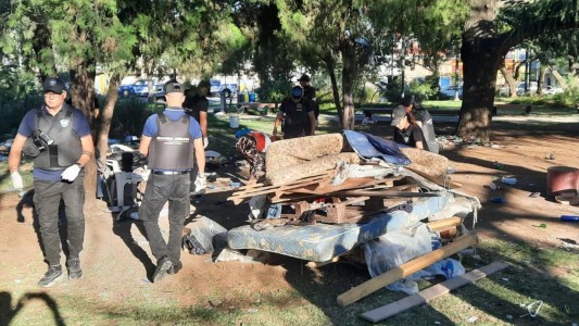 Desalojaron a diez personas que dormían en “chozas” en Plaza de las Américas