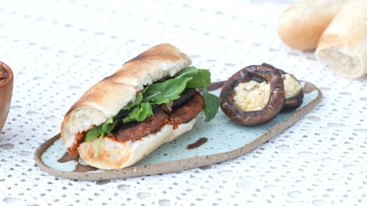 Elegimos prender un fuego y hacer un sándwich de tomates secos y portobellos relleno de queso