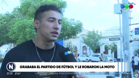 Video: en menos de cinco segundos, le robaron la moto mientras jugaba al fútbol
