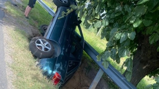 Un conductor cayó con su vehículo en una zanja en barrio Bajo Pueyrredón