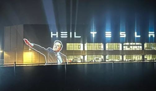 Proyectaron el polémico saludo de Elon Musk en el frente de su fábrica Tesla en Berlín