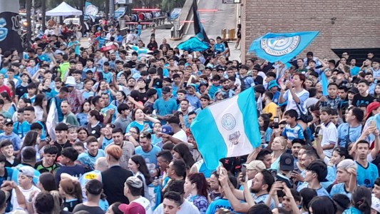 Multitudinario banderazo de los hinchas de Belgrano, en la previa del debut contra Huracán