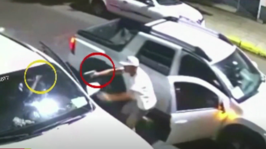 Otro video muestra el momento en que el jubilado se defendió y mató al ladrón de 15 años