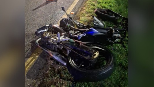 Un motociclista chocó contra un auto y murió: investigan si corría picadas