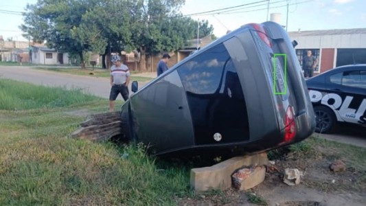 Un adolescente conducía un auto y terminó volcando