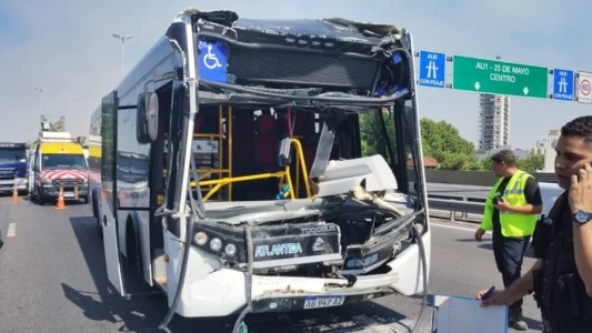Brutal choque entre un colectivo y un camión en General Paz: 12 heridos