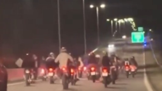 Un grupo de motociclistas se adueñó de la ruta 20: evadieron un control y tiraron los conos