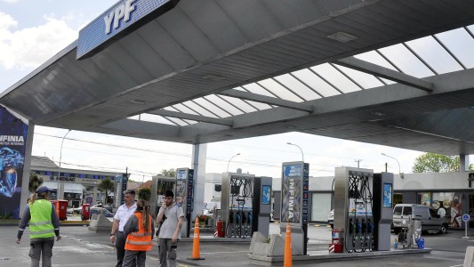Los precios de los combustibles subieron 2% a pesar de que el Gobierno postergó el alza de un impuesto