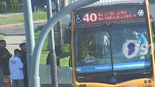 Cuatro adolescentes robaron celulares en un colectivo, intentaron huir y quedaron detenidos