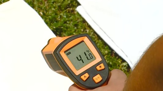 La importancia de elegir ropa clara en días de mucho calor