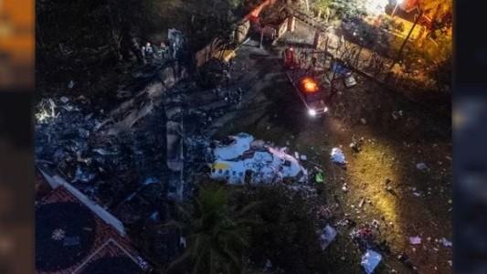 Brasil: un avión bimotor cayó sobre una transitada avenida en Sao Paulo e impactó en un autobús