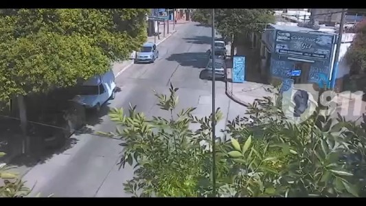 Video: un motociclista chocó contra un auto y terminó incrustado bajo otro vehículo