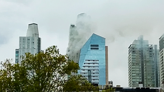 Incendio en un edificio de Puerto Madero: cerca de 100 evacuados
