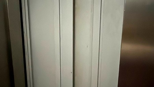 Un ascensor cayó 10 pisos con personas adentro