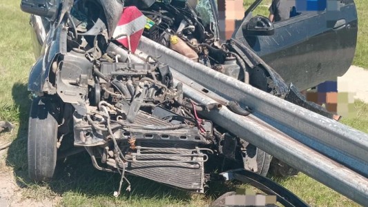 Conductor perdió el control de su auto y chocó contra un guardarraíl