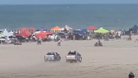 Villa Gesell: picadas ilegales en la playa minetras se desarrollaba una competencia de motos