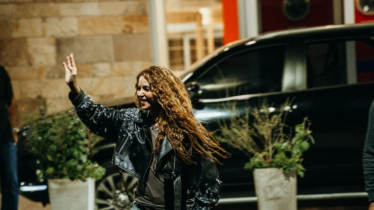 Shakira ya está en Argentina: llegó en un vuelo privado y saludó a sus fans en el aeropuerto