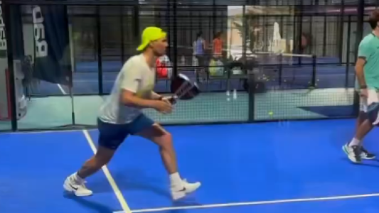 Video: alejado del tenis, Rafael Nadal sorprendió con su habilidad para jugar al pádel con Carlos Moyá