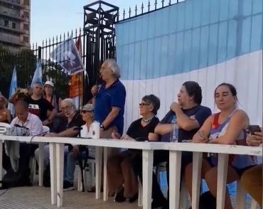 Opositores realizaron un acto para pedir un juicio político a Javier Milei