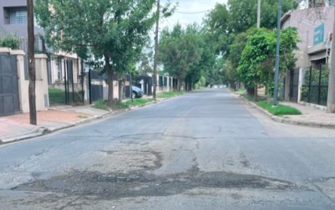 Vecinos de barrio Jardín alertan por baches y daños en el asfalto