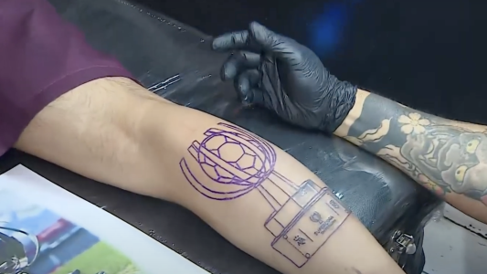 Hinchas de Talleres inmortalizan el histórico triunfo en sus pieles