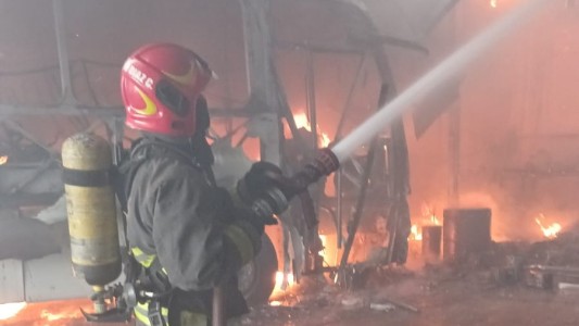 Se incendiaron dos galpones de la empresa de transporte Fonobus: no hubo heridos