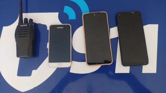 Detuvieron a tres personas que bebían alcohol mientras conducían: tenían un inhibidor de alarmas