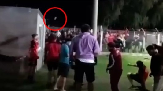 Violencia en el fútbol: un Policía recibió un ladrillazo y sufrió fractura de cráneo