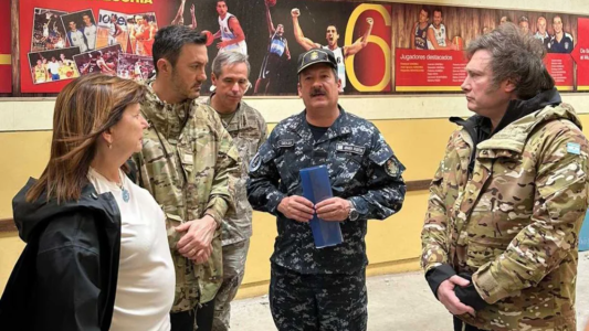 Javier Milei viajó a Bahía Blanca para supervisar la asistencia tras el temporal