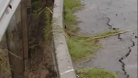 Consecuencias del temporal: un socavón en Av. Circunvalación