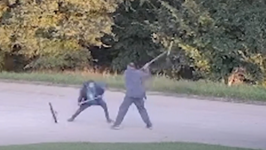 Dos barrenderos se pelearon a escobazos