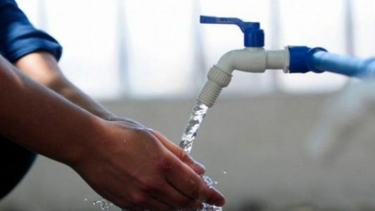 Corte de agua en Córdoba: al menos 10 barrios afectados por la rotura de un caño maestro