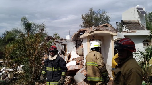 Una mujer falleció tras una explosión que derrumbó su casa en Córdoba