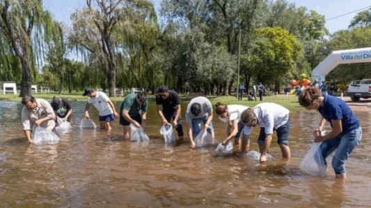 Siembra de pejerreyes en el embalse de Río Tercero