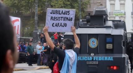 Jubilados y sectores opositores vuelven a marchar al Congreso, tras los disturbios de la semana pasada