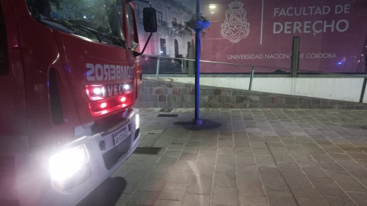 Video: bomberos extinguieron un incendio de un cajero automático en la Facultad de Derecho