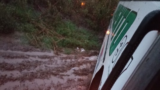 Por las tormentas, un colectivo quedó varado en Lozada: los vecinos denuncian que es recurrente el problema