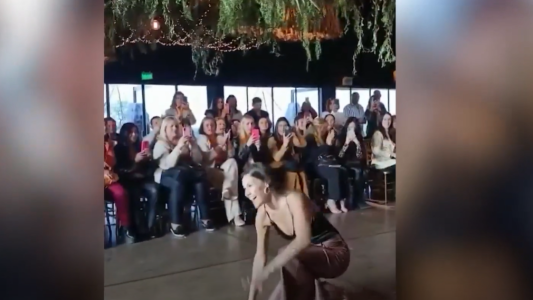 El resbalón de Pampita en un desfile y su reacción viral en redes