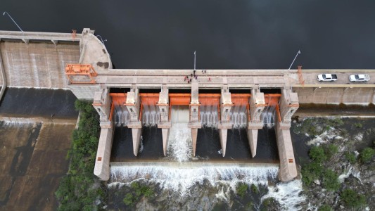 Imponente: así está el Embalse Cruz del Eje tras superar el nivel del vertedero