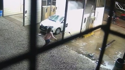 Video: les intentaron robar y se defendieron con el chorro de la hidrolavadora