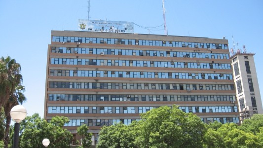 Córdoba: detuvieron a un inspector municipal con un revólver y cogollos de marihuana