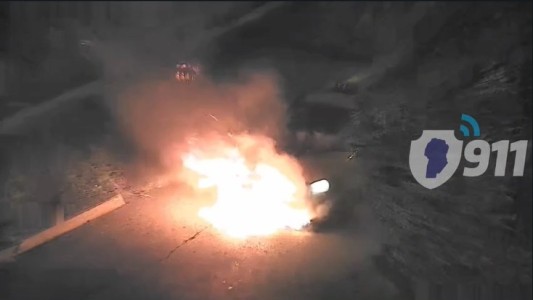 Video: se prendió fuego un taxi en Alto Alberdi